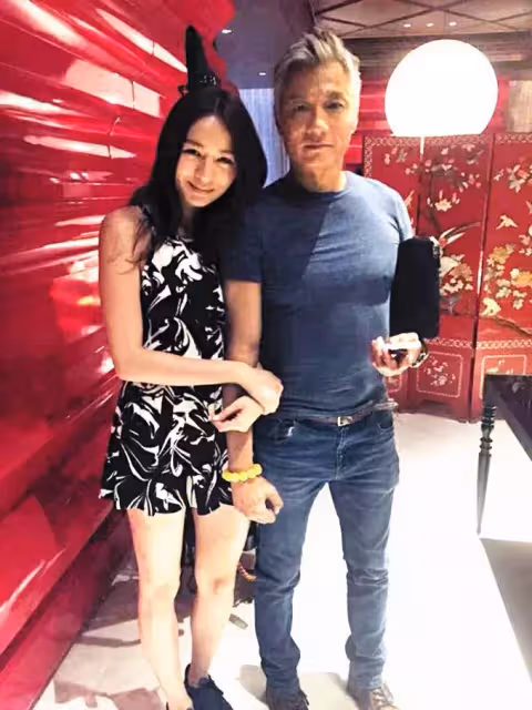 林俊賢罕曬父女合照！女兒五官深邃身材完美，近1米8身高，已低調出道