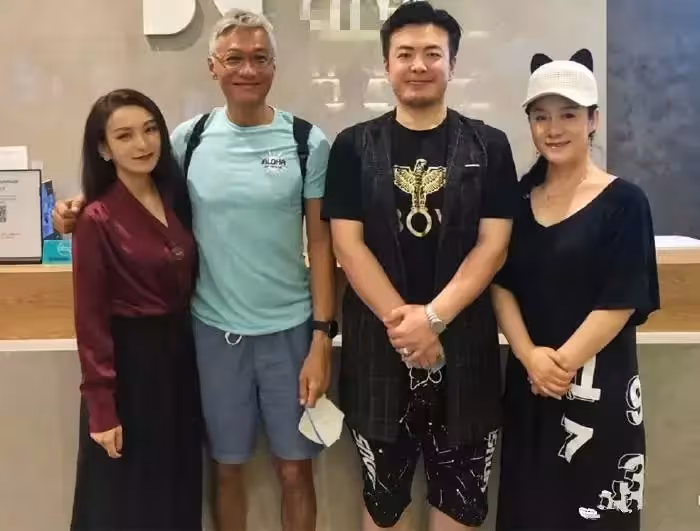 林俊賢罕曬父女合照！女兒五官深邃身材完美，近1米8身高，已低調出道