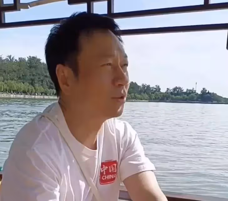 「視帝」黎耀祥穿萬元大衣逛菜場!提滿塑膠袋全是青菜,與網友吐槽菜高價,網友直呼:太接地氣!