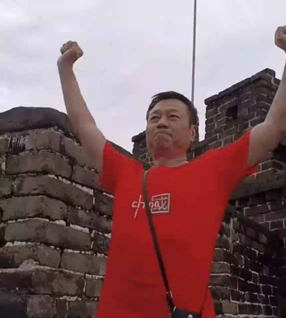 「視帝」黎耀祥穿萬元大衣逛菜場!提滿塑膠袋全是青菜,與網友吐槽菜高價,網友直呼:太接地氣!