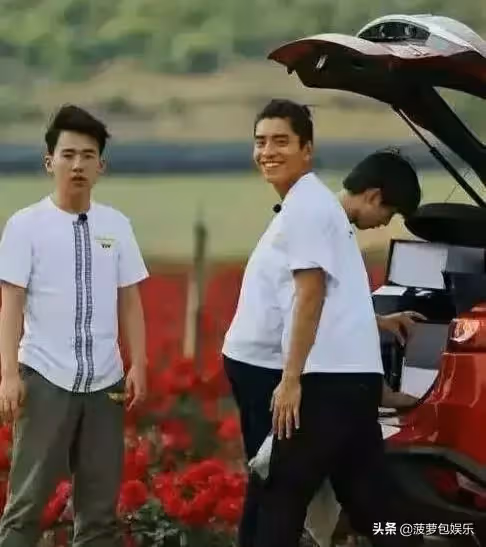 明星搞笑錯位圖,迪麗熱巴腿消失,看到何炅笑出表情包