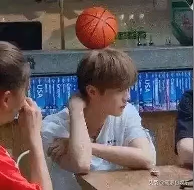 明星搞笑錯位圖,迪麗熱巴腿消失,看到何炅笑出表情包
