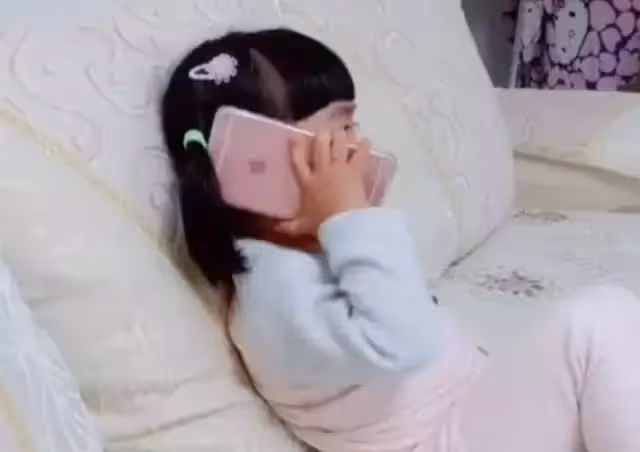 快來收拾你老婆!「被媽媽教訓」女兒打電話向爸爸哭訴 下一秒爸爸「神回復」網讚爆:地位一目了然