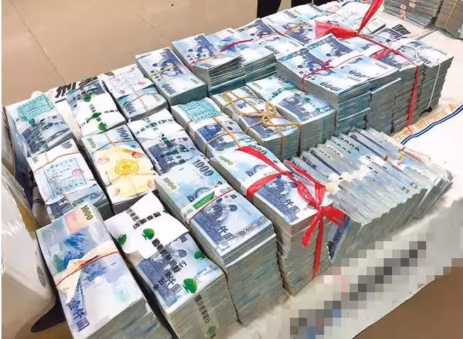 不滿銀行態度差,VIP客戶怒取2000萬現金,銀行傻眼道歉被嗆:已經晚了!