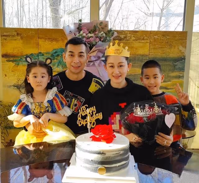 趙文卓為妻子慶43歲生,兒子新頭型太搶戲,大女兒未能出席成遺憾