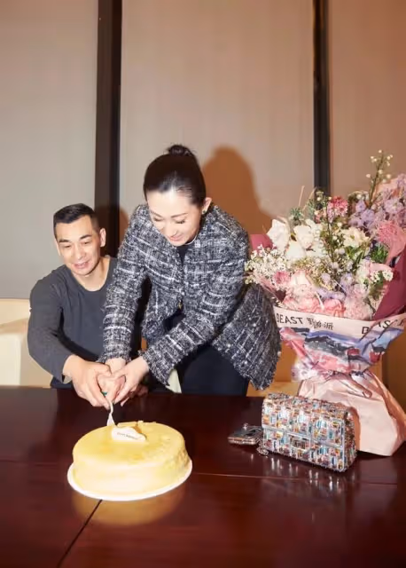 趙文卓為妻子慶43歲生,兒子新頭型太搶戲,大女兒未能出席成遺憾