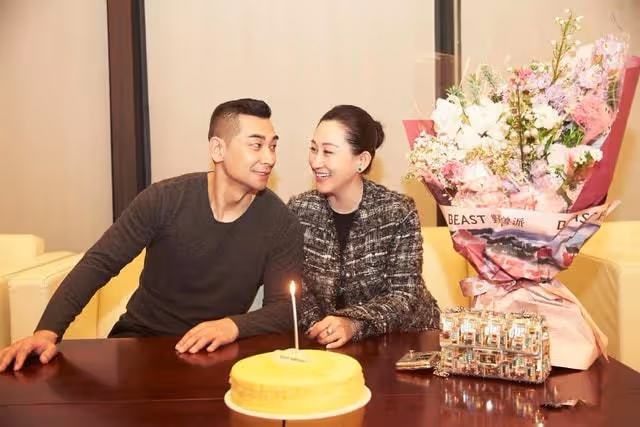 趙文卓為妻子慶43歲生,兒子新頭型太搶戲,大女兒未能出席成遺憾