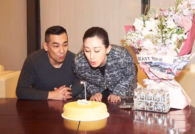 趙文卓為妻子慶43歲生,兒子新頭型太搶戲,大女兒未能出席成遺憾