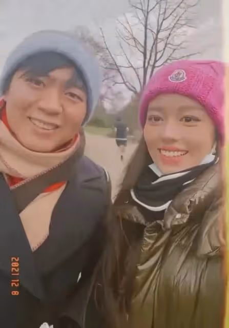 郎朗吉娜現身英國倫敦公園!舉止膩歪直言好愜意,不戴口罩笑開懷