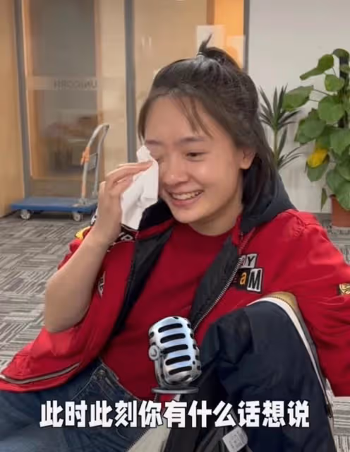 孫銥產子未滿兩月就工作,面露難色眼眶泛紅,素顏出鏡被指像大媽