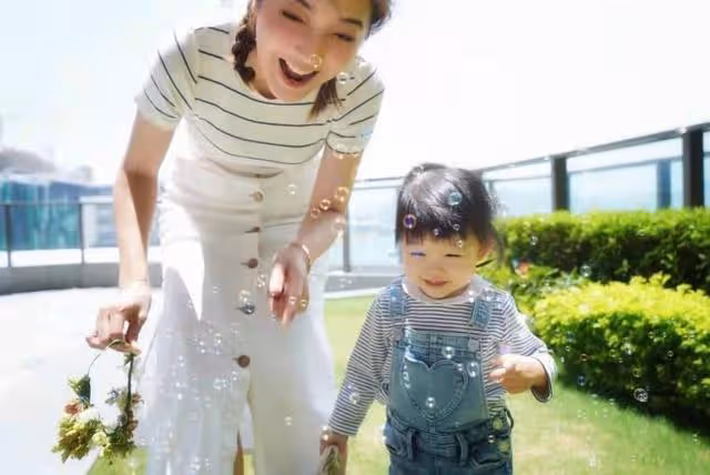 TVB視帝自認曾年少輕狂,3歲女兒變身小畫家超可愛,越大越像媽媽