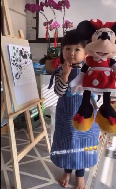 TVB視帝自認曾年少輕狂,3歲女兒變身小畫家超可愛,越大越像媽媽