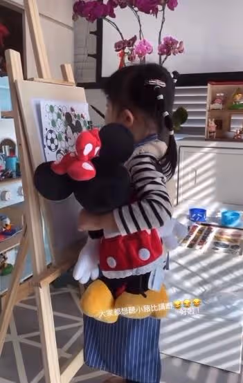 TVB視帝自認曾年少輕狂,3歲女兒變身小畫家超可愛,越大越像媽媽