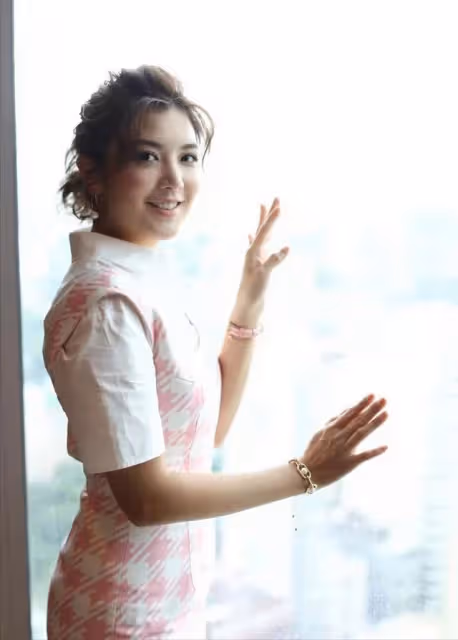 TVB視帝自認曾年少輕狂,3歲女兒變身小畫家超可愛,越大越像媽媽
