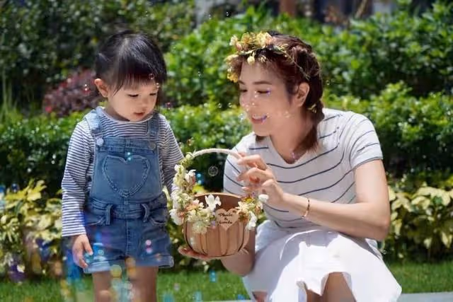 TVB視帝自認曾年少輕狂,3歲女兒變身小畫家超可愛,越大越像媽媽