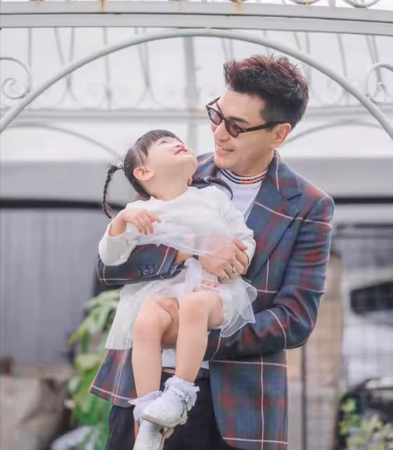 TVB視帝自認曾年少輕狂，3歲女兒變身小畫家超可愛，越大越像媽媽