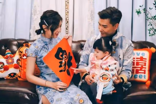 TVB視帝自認曾年少輕狂，3歲女兒變身小畫家超可愛，越大越像媽媽