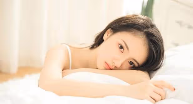 跟她結婚的男人對我動手動腳，夜裡捂住我的嘴，手在我身上...