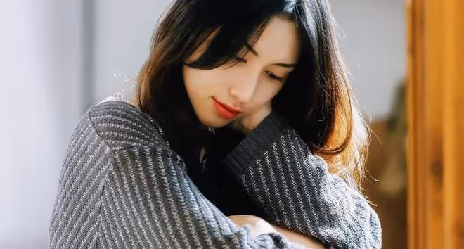 跟她結婚的男人對我動手動腳,夜裡捂住我的嘴,手在我身上...