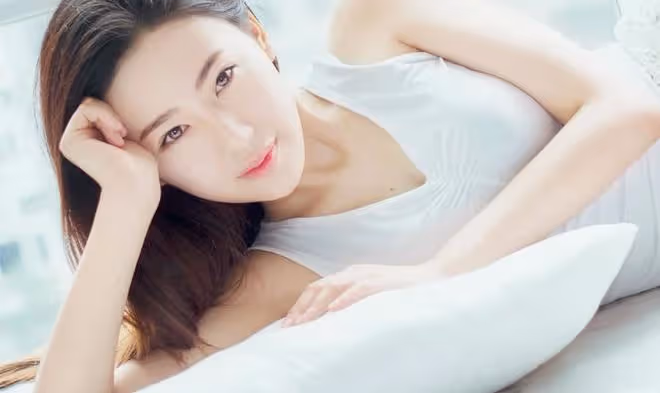 跟她結婚的男人對我動手動腳,夜裡捂住我的嘴,手在我身上...