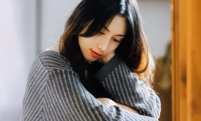 回家以後,床底下多了一個裸男, 他的腹肌在我眼皮底下一覽無餘