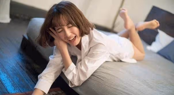 回家以後,床底下多了一個裸男, 他的腹肌在我眼皮底下一覽無餘