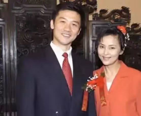 大陸第1代瓊女郎!她「當紅之際息影」力捧丈夫13年 「財產被掏空淨身出戶」攜子嫁豪門:為母則剛