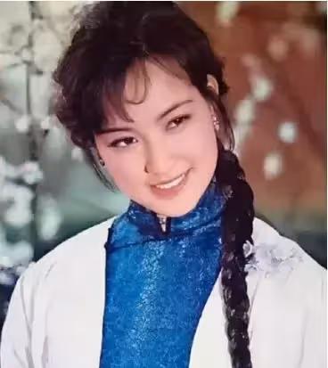 一生跌宕!70歲女星「3次婚姻皆落空」堅強打拚 晚年遇真愛「再當新娘嫁好友」:終於做回小女人