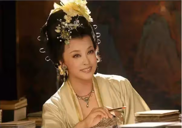 一生跌宕!70歲女星「3次婚姻皆落空」堅強打拚 晚年遇真愛「再當新娘嫁好友」:終於做回小女人