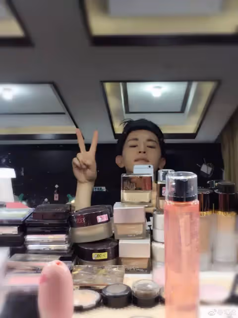 羨慕鄧倫的牛奶肌?先來看看他家化妝品!