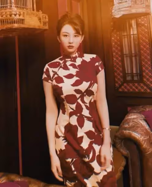 邱淑貞大女兒穿旗袍「秀傲人上圍」!21歲身材凹凸有韻味,表情嫵媚神似媽媽,不愧被稱為最美星二代