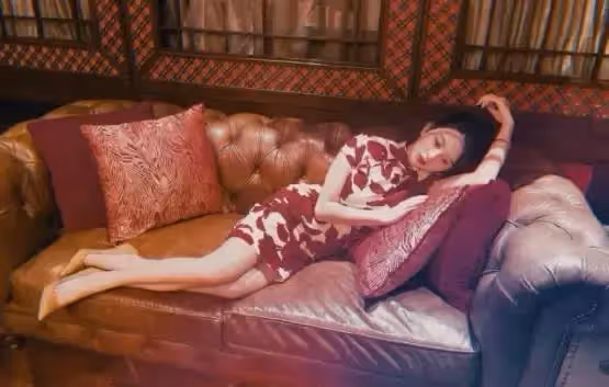 邱淑貞大女兒穿旗袍「秀傲人上圍」!21歲身材凹凸有韻味,表情嫵媚神似媽媽,不愧被稱為最美星二代