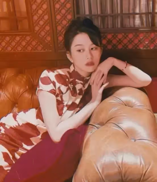 邱淑貞大女兒穿旗袍「秀傲人上圍」!21歲身材凹凸有韻味,表情嫵媚神似媽媽,不愧被稱為最美星二代