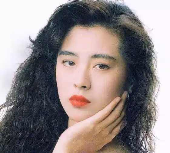 王祖賢30年前在故宮拍照,沒想到後面的群演,如今竟成了當紅明星