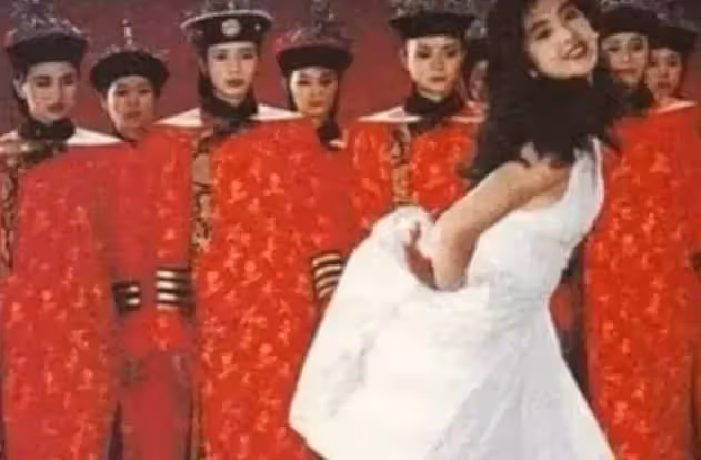 王祖賢30年前在故宮拍照,沒想到後面的群演,如今竟成了當紅明星