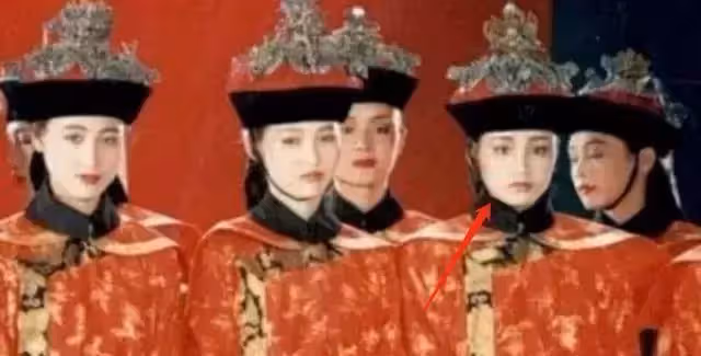 王祖賢30年前在故宮拍照,沒想到後面的群演,如今竟成了當紅明星