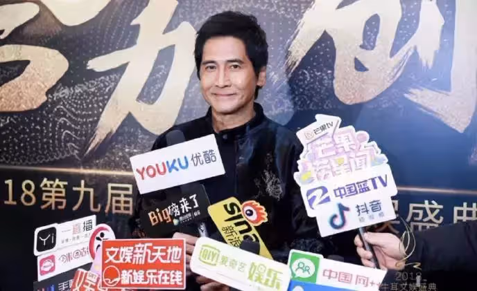 老態龍鐘？61歲齊秦「挺鮪魚肚現身」蒼老模樣瘋傳，被酸落魄接商演！網曝價碼，「狠打臉這些酸客的臉」