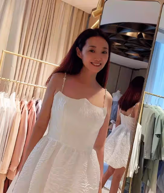 與初戀張智霖分手,54許秋怡爆近照,兒子高大帥氣,「凍齡美貌惹人豔羨」生活幸福不再為情所困