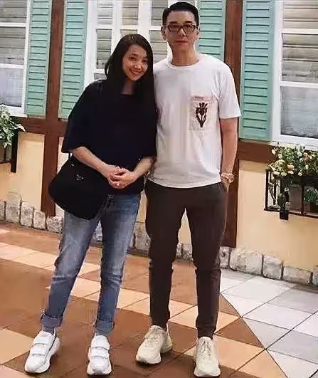 與初戀張智霖分手,54許秋怡爆近照,兒子高大帥氣,「凍齡美貌惹人豔羨」生活幸福不再為情所困
