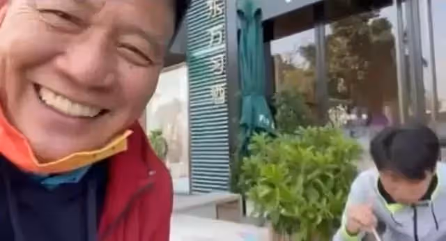 64歲萬梓良近況曝光,曬路邊吃便當畫面,對鏡莫名狂笑狀態堪憂