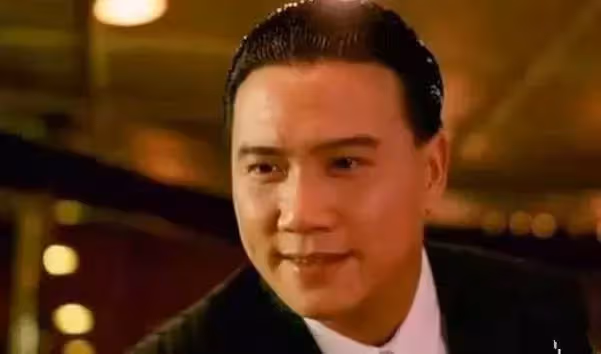 64歲萬梓良近況曝光,曬路邊吃便當畫面,對鏡莫名狂笑狀態堪憂