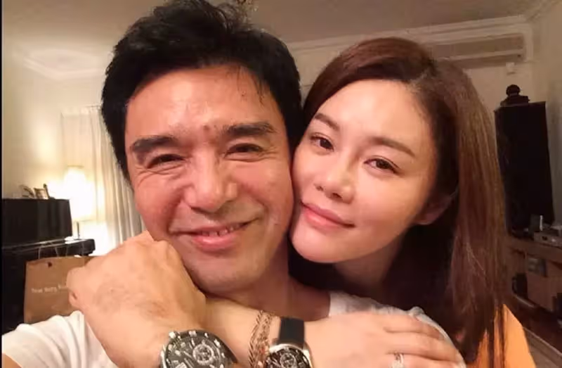 負債7億破產,男星20年後翻身,最感謝小19歲妻,替梁家輝慶生,上海氣派豪宅曝光