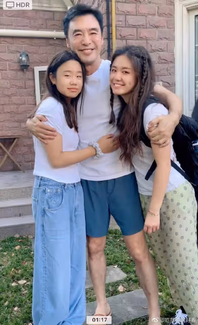 負債7億破產,男星20年後翻身,最感謝小19歲妻,替梁家輝慶生,上海氣派豪宅曝光