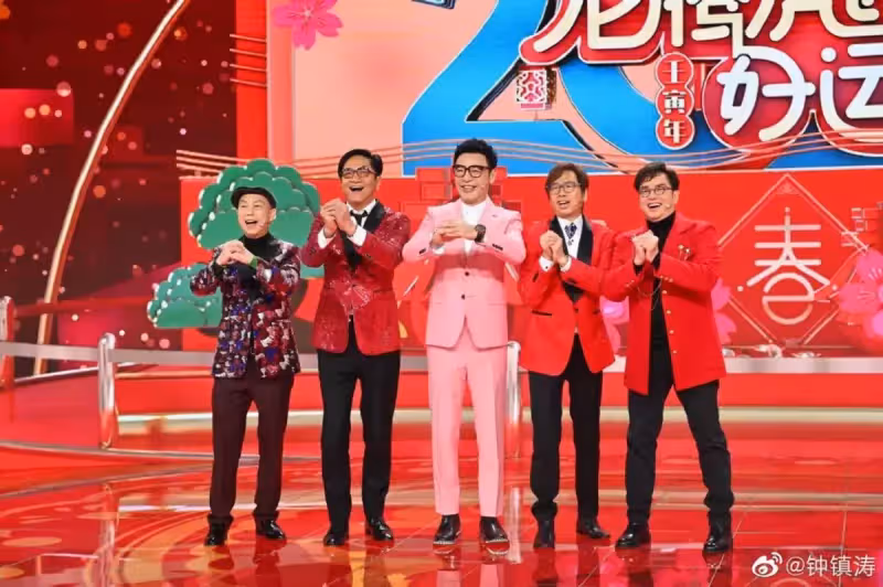 負債7億破產,男星20年後翻身,最感謝小19歲妻,替梁家輝慶生,上海氣派豪宅曝光