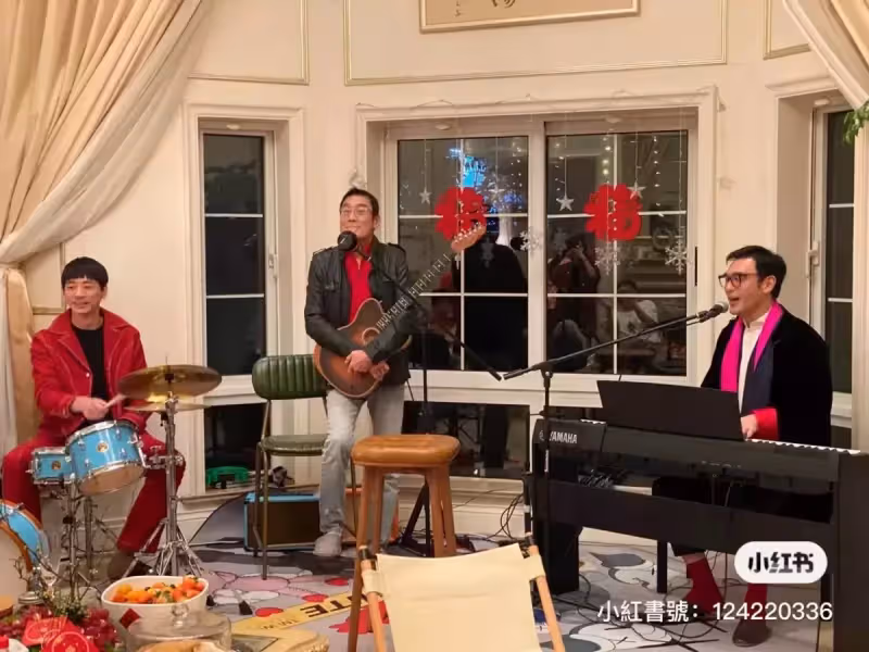 負債7億破產,男星20年後翻身,最感謝小19歲妻,替梁家輝慶生,上海氣派豪宅曝光