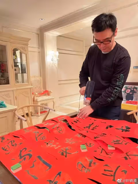 負債7億破產,男星20年後翻身,最感謝小19歲妻,替梁家輝慶生,上海氣派豪宅曝光