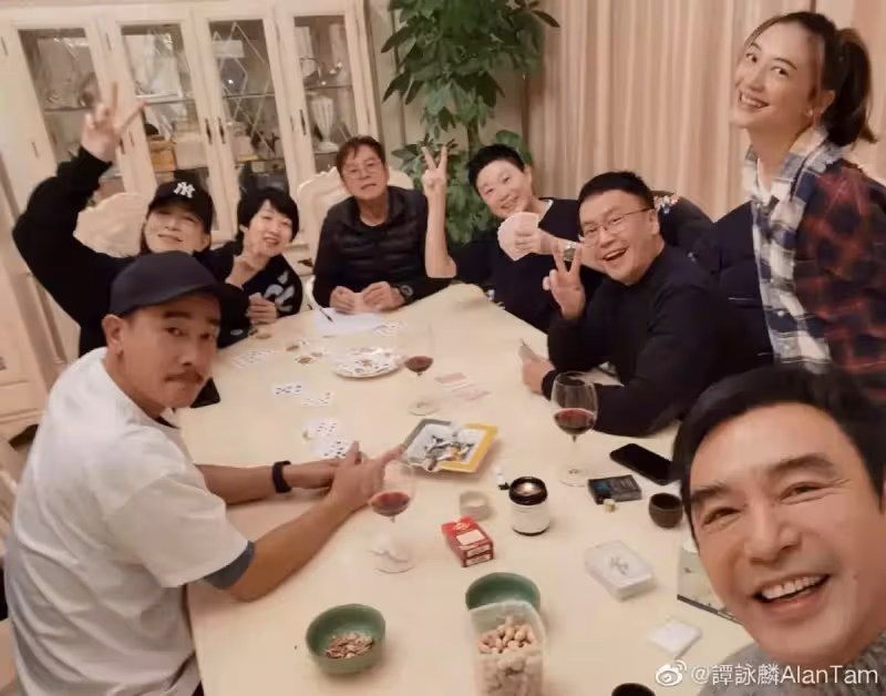 負債7億破產,男星20年後翻身,最感謝小19歲妻,替梁家輝慶生,上海氣派豪宅曝光