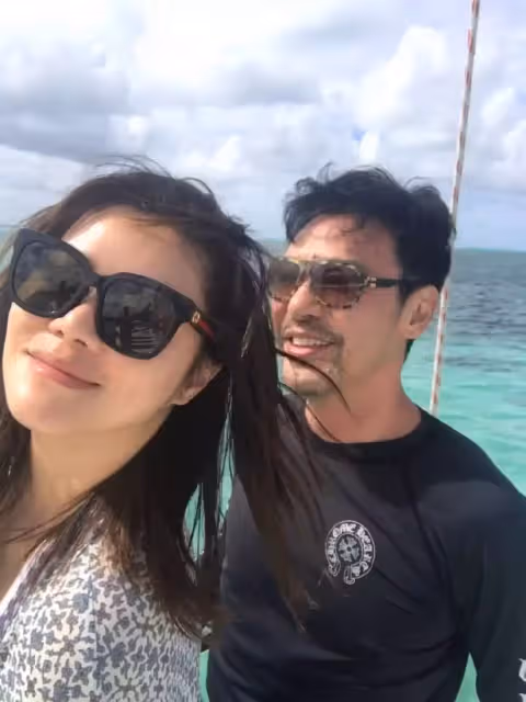 負債7億破產,男星20年後翻身,最感謝小19歲妻,替梁家輝慶生,上海氣派豪宅曝光