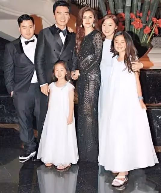 負債7億破產,男星20年後翻身,最感謝小19歲妻,替梁家輝慶生,上海氣派豪宅曝光