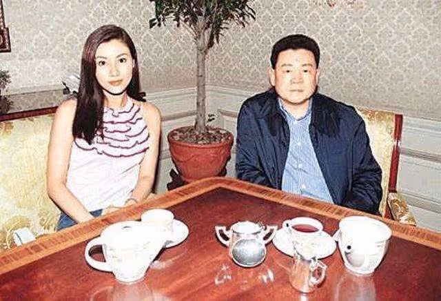 美貌引「李嘉欣嫉妒」!未婚生子男方卻不認 後帶兒「嫁小10歲老公」又被好友插足:愛人先愛己